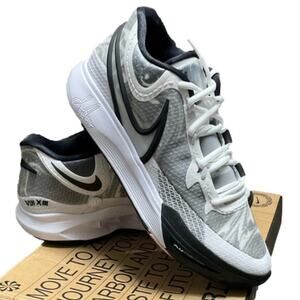 Nike Men’s Athletic Kyrie Basketball Shoes Size 10.5 NEW NIB